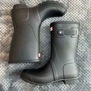 New! Hunter original short boots in black, women’s size 10